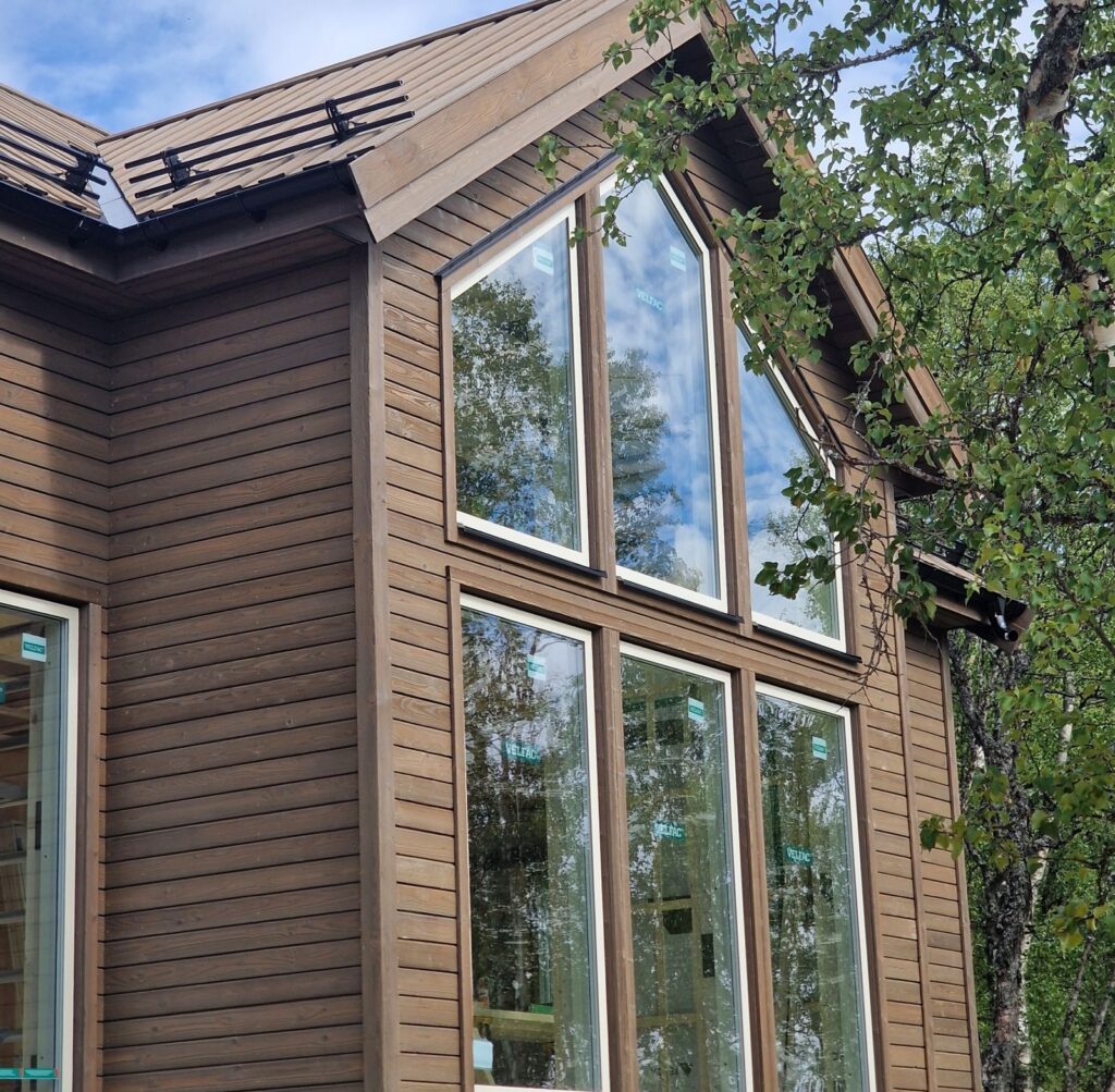 Hörnlister och lister i bränt trä för fasaden.